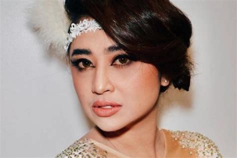 foto-foto artis telanjang|9 Artis yang Berani Pose Topless atau Telanjang Demi Aksi Mulia